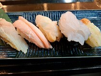 Mawaranaisushi Hokuriku Gappa_Gappa Assorted 5 kinds of Sushi - An exquisite plate of Hokuriku's seafood that will enchant your taste buds.