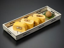 Maruya Honten Ginza Glasse_Freshly made Umaki (omelette-wrapped eel) - The restaurant's signature dish!