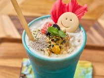 neo earth cafe - Roots - Ishigakijima_Smile Smoothies - The cute design and large size are appealing, reflecting the desire to see many people smile!