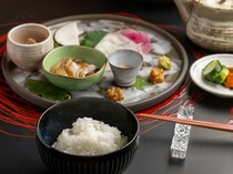 Sou_Steamed rice cooked in a pot to enjoy three sorts of seabream dishes with dashi broth - A pleasure at the end of the course.