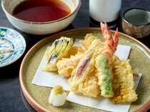 Shimbashi Ren / SAKE STAND R _Assorted Tempura - Japanese tiger prawn, sand borer, and seasonal vegetables are gathered in one place.