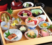 Kanzenkoshitsu × Shun no syokuzai Nanchi Tempura Teppan NANIWA_Saijiki-zen - Enjoy a dozen varieties of eye-catching small dishes.