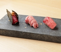 Sushi Miyavi_3 types of bluefin tuna nigiri - The fascinating taste of different tuna is intoxicating.