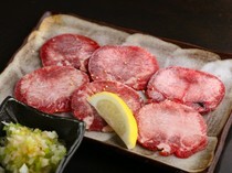 Rikyu Shinjuku Island Tower_Salted premium tongue - Enjoy the amazing tenderness with the delicious meat flavor that spreads in your mouth.