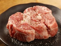 Jingisukan Juttetsu_Thick-Cut Special Salt and Pepper Lamb - A luxurious experience of savoring thick slices of premium fresh lamb.