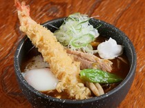 Oniwasoto Fukuwauchi_20 meals a day, Curry Udon with extremely thick kakuni (stewed pork), shrimp tempura, and boiled egg - A higher grade of curry udon.