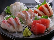 Hamayakisakaba Torohachi Shibuya Branch_Assortment of 5 kinds of Fresh Fish Sashimi - Directly delivered from Yamaguchi Prefecture!