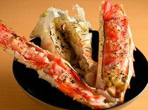 Yamato Ryori Tsukiji Ihachi Main Branch_Seared King Crab with Butter Topping - It is a dynamic cooking that makes the most of the flavors of the ingredients.