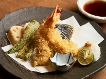 Nihonshu to Obanzai no Kyosakaba Kensui Nishiki_Assorted Tempura - The freshly fried crispiness and the flavor of vegetables and seafood are in harmony.