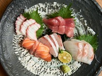 Nihonshu to Obanzai no Kyosakaba Kensui Nishiki_Assorted Sashimi - The overall balance is good to taste the deliciousness of the fish itself.