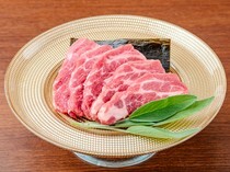 Koshitsu Yakiniku Mikakuen Minami Sanjo Branch_Kombu-marinated Premium Lamb Genghis Khan (Mutton Sirloin) - It's tender, juicy, and has a delicious fatty taste.