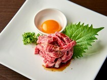 Honkaku Yakiniku Motsunabe Nikuemon_Seared Yukhoe - A popular dish that everyone will want to order one plate of each. 