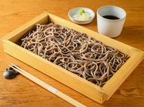 Yamagata Soba Saryo Tsukinoyama_Itasoba (buckwheat noodles on a wooden plate) - Simply enjoy the specialty of Tsukinoyama.