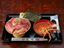 Uni Senmonten Yoichiya Jikka Branch_5 Varieties of Bluefin Tuna Comparison Bowl - Filled with the charm of large cut tunas.