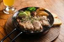 Akatsuki Taps Ginza_Iron Skillet Roast - Featuring three types of meat, renowned for its hearty yet delicate and delicious flavors.