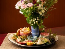 Hikizan_Seasonal Hassun - Indulge in the seasonal delicacies while admiring the gorgeous and graceful flowers.