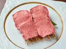 Kurotan Yakiniku Aoki_Thick Sliced Japanese Black Tongue - With just the right thickness, you can feel both the texture and the flavor firmly