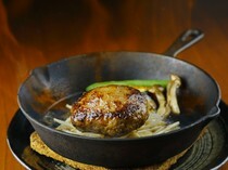Akaushi Dining yoka-yoka Teppan & Grill_The Flame Burger- A magnificent flambé and overflowing meat juices. It's a dish offering the true flavor of the meat itself.