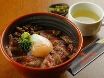 Akaushi Dining yoka-yoka Teppan & Grill_Akaushi beef bowl, the specialty of Aso - This is the most popular menu item to casually enjoy high-quality and fresh Akaushi.