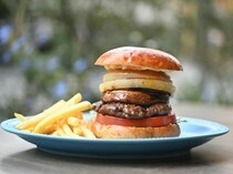 Common Well_Rokkaku Burger - Kyoto vegetables and Omi beef are in perfect harmony.