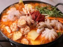Shin-Okubo Kankoku Yokocho Hongdaepocha_Chukopse Hot Pot - An adaptation of Busan's famous spicy hot pot!