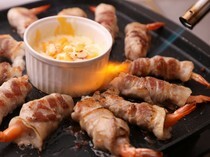Shin-Okubo Kankoku Yokocho Hongdaepocha_Shrimp Cheese Samgyeopsal Roll (for one person) - A collaboration of typical street food and shrimp.