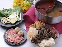 FLOWER WALL MONE_Japanese-style Mushroom Hot pot - Enjoy the taste of two colors with Japanese flavor.