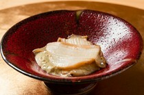 Sushi Akagi_Black Abalone with Liver Sauce - Enjoy abalone flavors in various forms to their hearts' content.