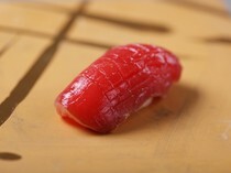 Stand-up Sushi Sushikawa_Fresh Lean Bluefin Tuna - consistently fatty throughout the year, it melts in one's mouth when eaten
