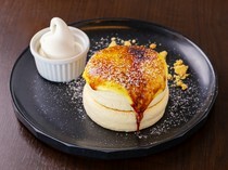 Cafe Rob Hiroshima Miyajimaguchi Branch_Crème Brûlée Pancake - Regularly popular for its bittersweet flavor.