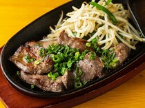 Nomikuidokoro Anzu_Thick-cut Gyutan Teppanyaki (grilled beef tongue on an iron griddle) - Enjoy a luxurious beef tongue cut.