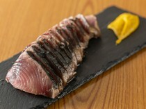 Asuen-kataraidokoro Irori_Straw-grilled Bonito - Outstanding presence! Its deliciousness fills the air with aroma.