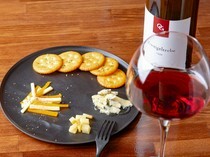 Bar OcciGabi Wine_Assortment of Three kinds of Cheese - Allows you to savor three varieties of cheese that perfectly complement wine.