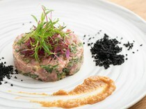 GOOD GOOD GOOD MEAT & HOKKAIDO_Grass-fed Akaushi Beef Tartare - Using grass-fed Akaushi raised on the company's ranch. A specialty with the flavor and sweetness of meat.