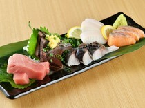 Robata to Oden Kyosuke Shinbashi Branch_3 Kinds of Sashimi - Enjoy the freshest seafood from season to season to the fullest. Despite being labeled as a three-piece dish, it happily comes in a five-piece dish!