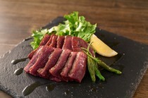 Yakiniku/Maki-ryori Karasuma Rock_Wood-roasted Venison from Miyama - Soft and aromatic.