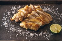 Meguro Soregashi_Charcoal-grilled Tankai Jidori Chicken - Shiga's brand-name chicken has a juicy taste brought by grilling the thigh meat in chunks