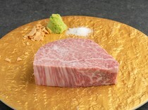Osaka Fukushima Yakiniku Toppuku_Chateaubriand (From 100g) - The finest selected meat is luxuriously sliced into thick slices. The texture that melts in your mouth is exceptional.