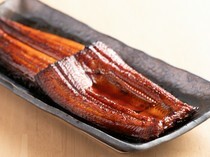 Unagi no Naruse Fukuoka Fukutsu Branch_Kabayaki - Enjoying a whole eel while sipping your favorite drink is an exceptional experience.