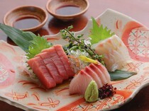 Anan Akasaka Branch_Assortment of three fresh fish sashimi - Seafood shipped straight from where it is caught. A platter with carefully selected, recommended seasonal ingredients.