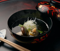 Kyoshizuku_Owan - A beautiful soup featuring the delicious taste of dashi broth and the flavor of the ingredients.