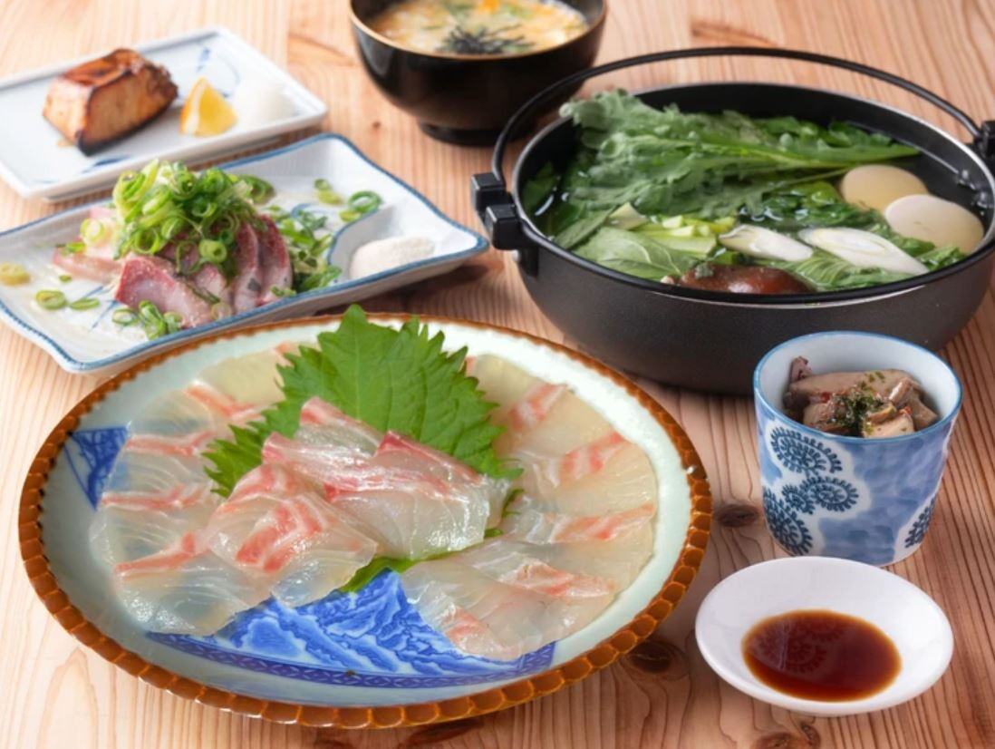 Taishabu to Nihonshu Satsuki_Sea Bream Sashimi and Sea Bream Shabu-Shabu Set - Indulge in impeccably fresh yellowtail served with specialty broth.