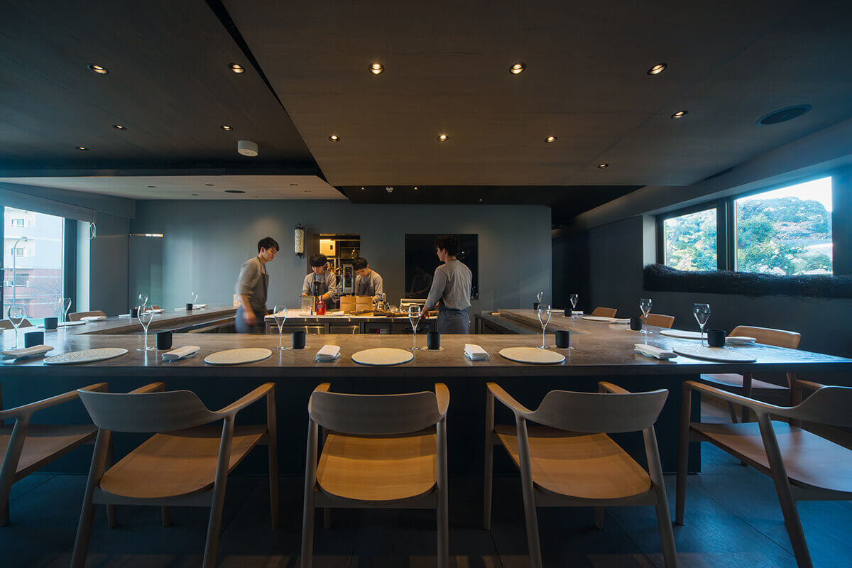 View the live performances of arranging dishes from Ode’s best seats.